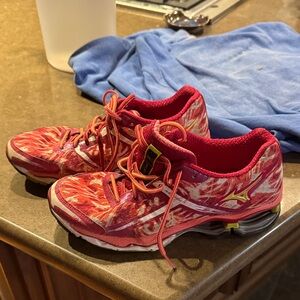 Mizuno Women's wave creation 15 Vibrant red/coral size 9
